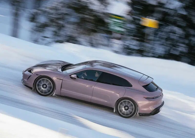 Porsche Taycan Sport Turismo (2021-->>) (13)