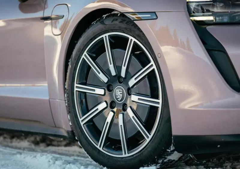 Porsche Taycan Sport Turismo (2021-->>) (21)