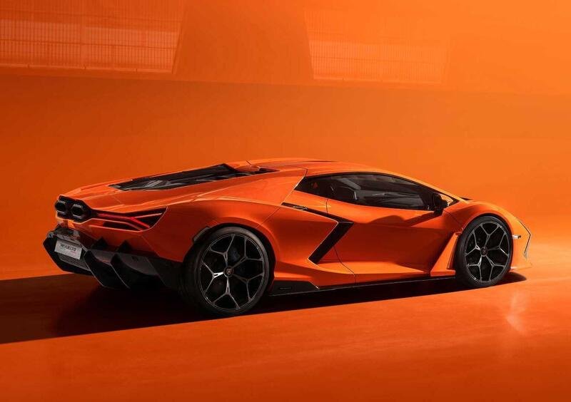 Lamborghini Revuelto (2023-->>) (4)