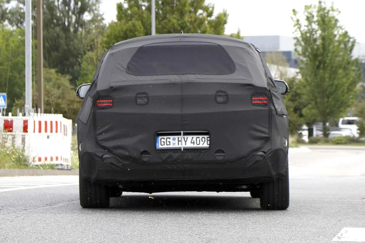 Hyundai Ioniq 5, il nuovo Facelift arriva nel 2024 con più potenza [Foto Spia] (10)