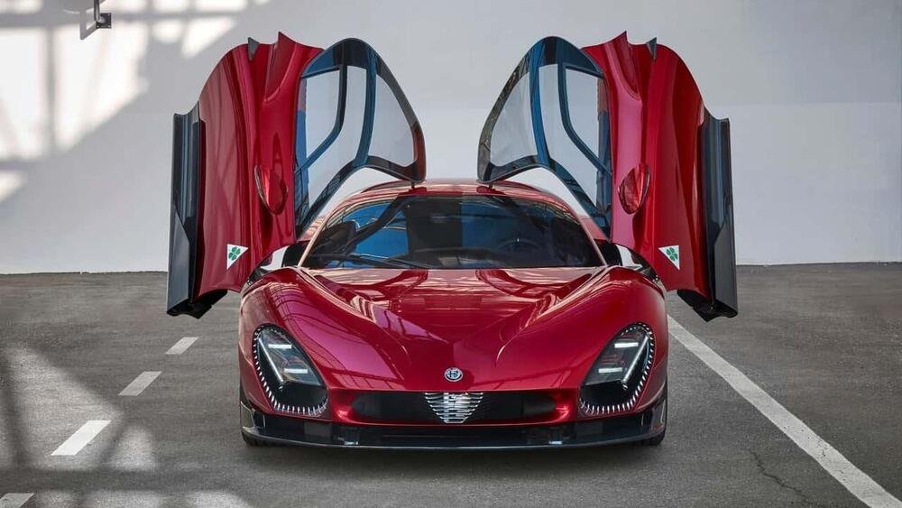 La vista frontale dell&#039;Alfa Romeo 33 Stradale