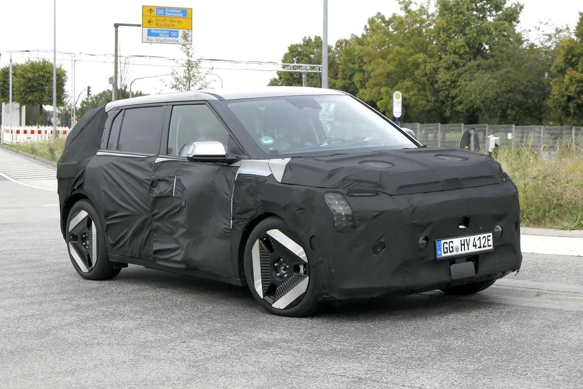 Kia EV4, nuova elettrica sotto i 30.000 euro [Foto Spia] (3)