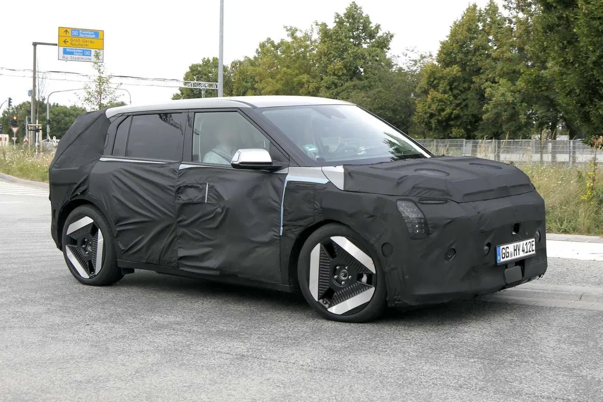 Kia EV4, nuova elettrica sotto i 30.000 euro [Foto Spia] (4)