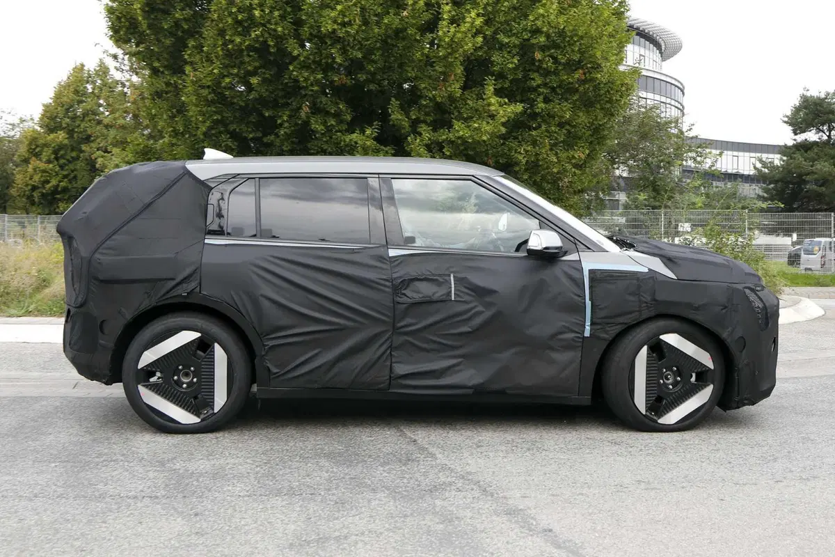 Kia EV4, nuova elettrica sotto i 30.000 euro [Foto Spia] (5)