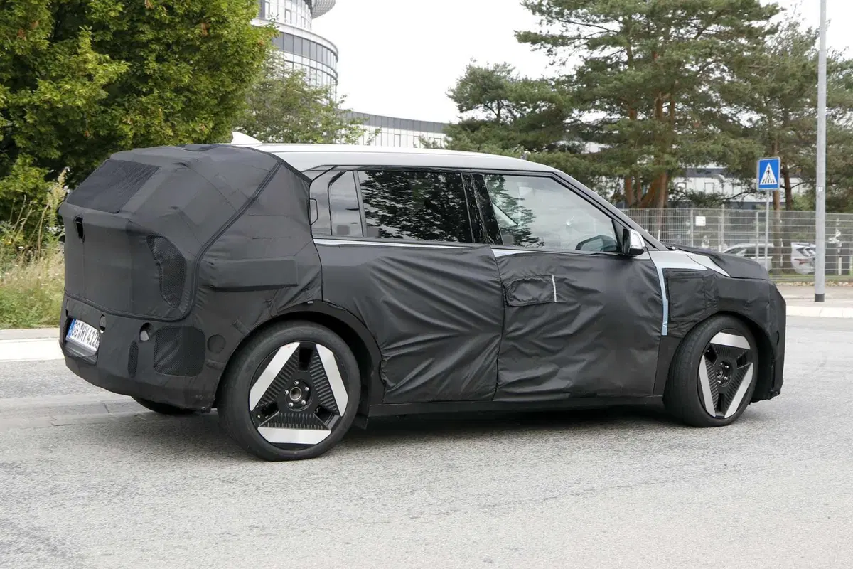 Kia EV4, nuova elettrica sotto i 30.000 euro [Foto Spia] (6)