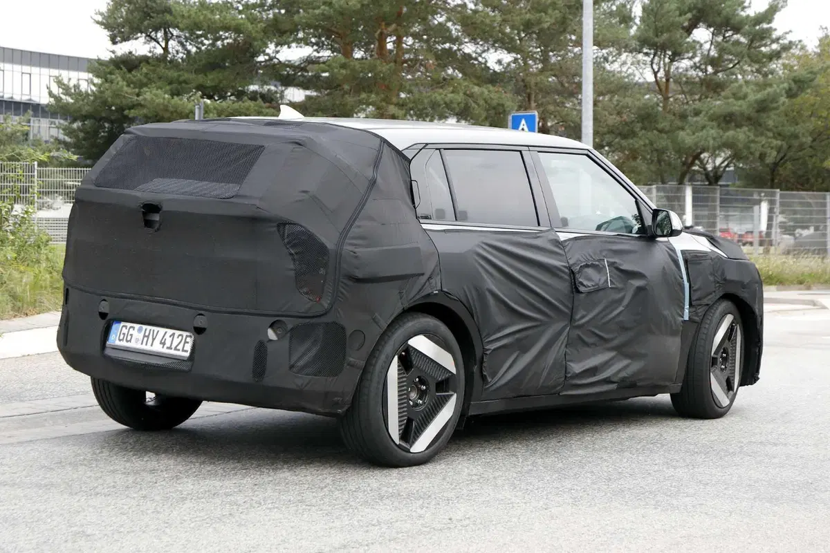 Kia EV4, nuova elettrica sotto i 30.000 euro [Foto Spia] (7)