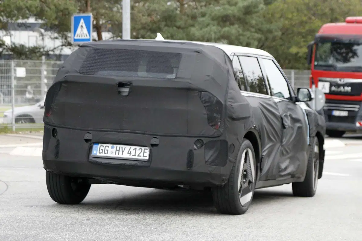 Kia EV4, nuova elettrica sotto i 30.000 euro [Foto Spia] (8)