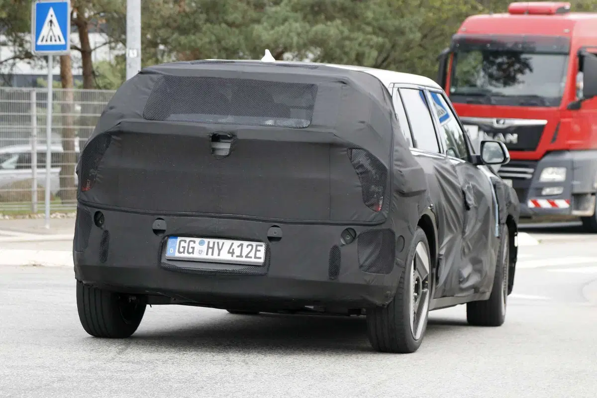 Kia EV4, nuova elettrica sotto i 30.000 euro [Foto Spia] (9)