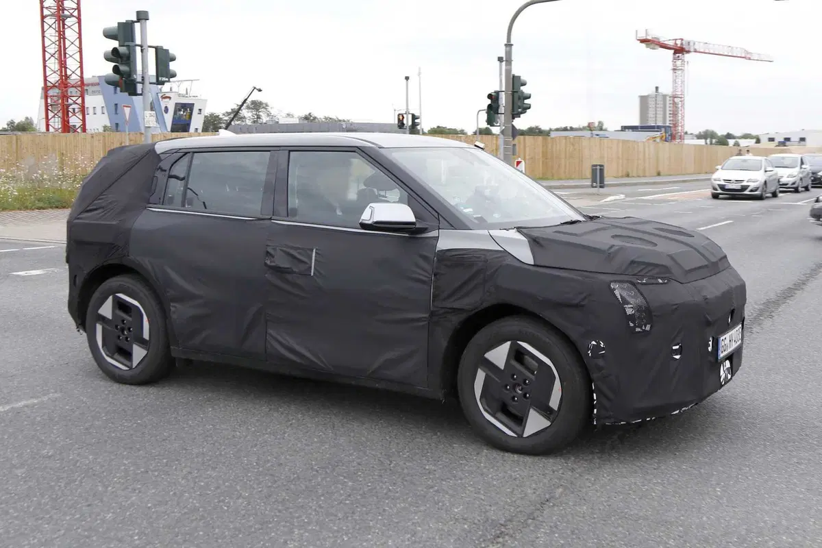 Kia EV4, nuova elettrica sotto i 30.000 euro [Foto Spia] (15)
