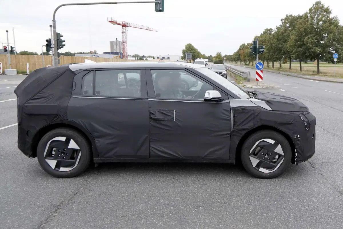 Kia EV4, nuova elettrica sotto i 30.000 euro [Foto Spia] (16)