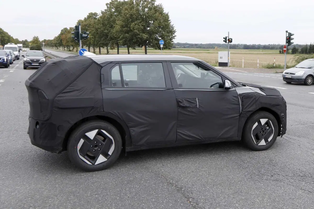 Kia EV4, nuova elettrica sotto i 30.000 euro [Foto Spia] (17)