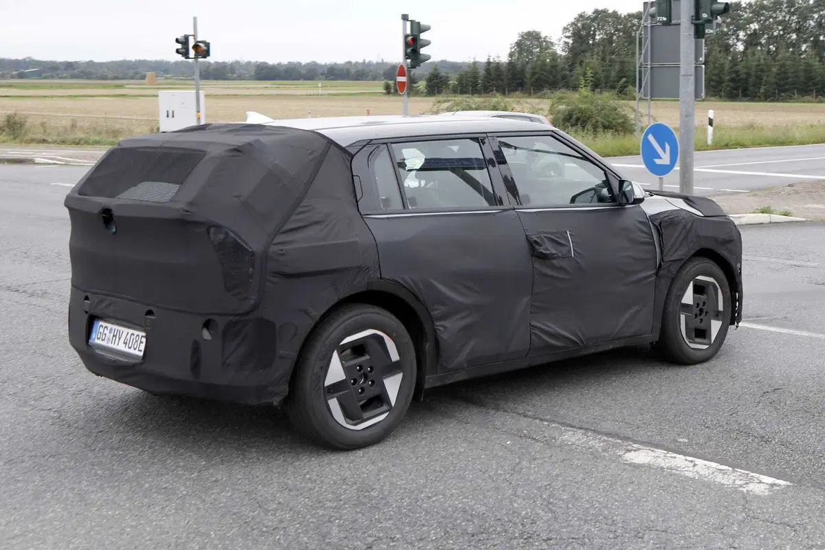 Kia EV4, nuova elettrica sotto i 30.000 euro [Foto Spia] (18)