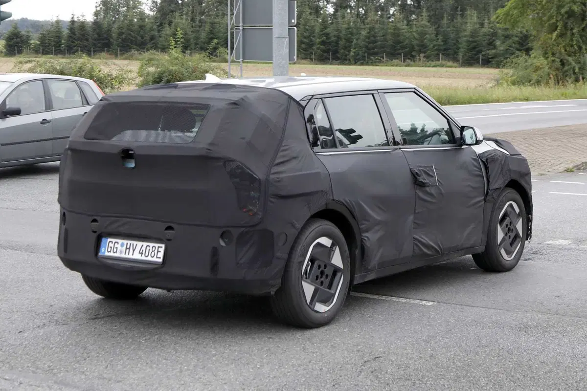 Kia EV4, nuova elettrica sotto i 30.000 euro [Foto Spia] (19)