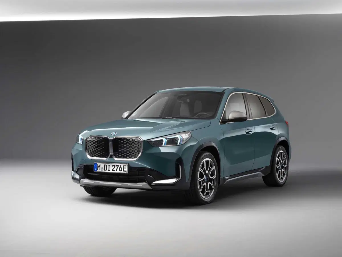 BMW iX1 eDrive20: sotto i 50 mila euro a trazione anteriore