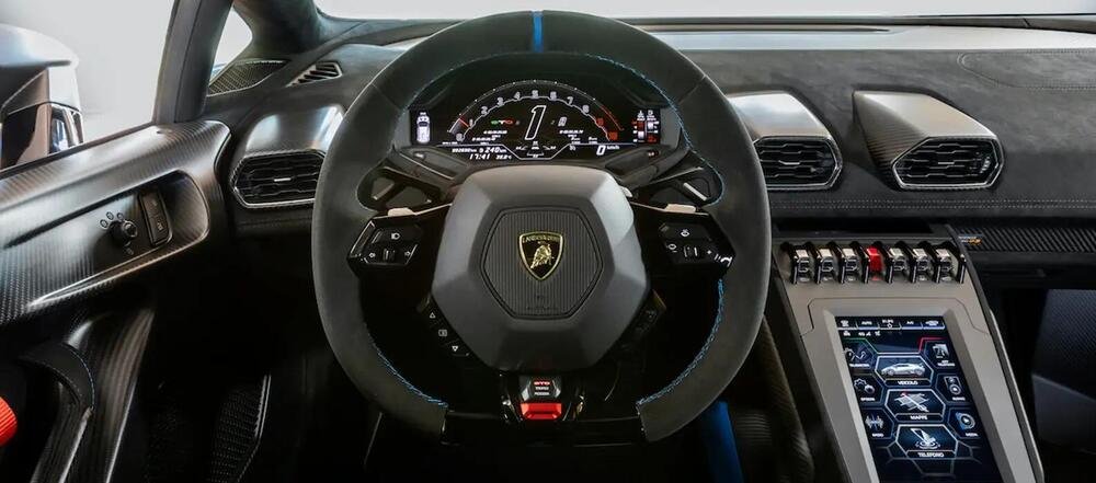 Il volante di una Lamborghini Huracan STO