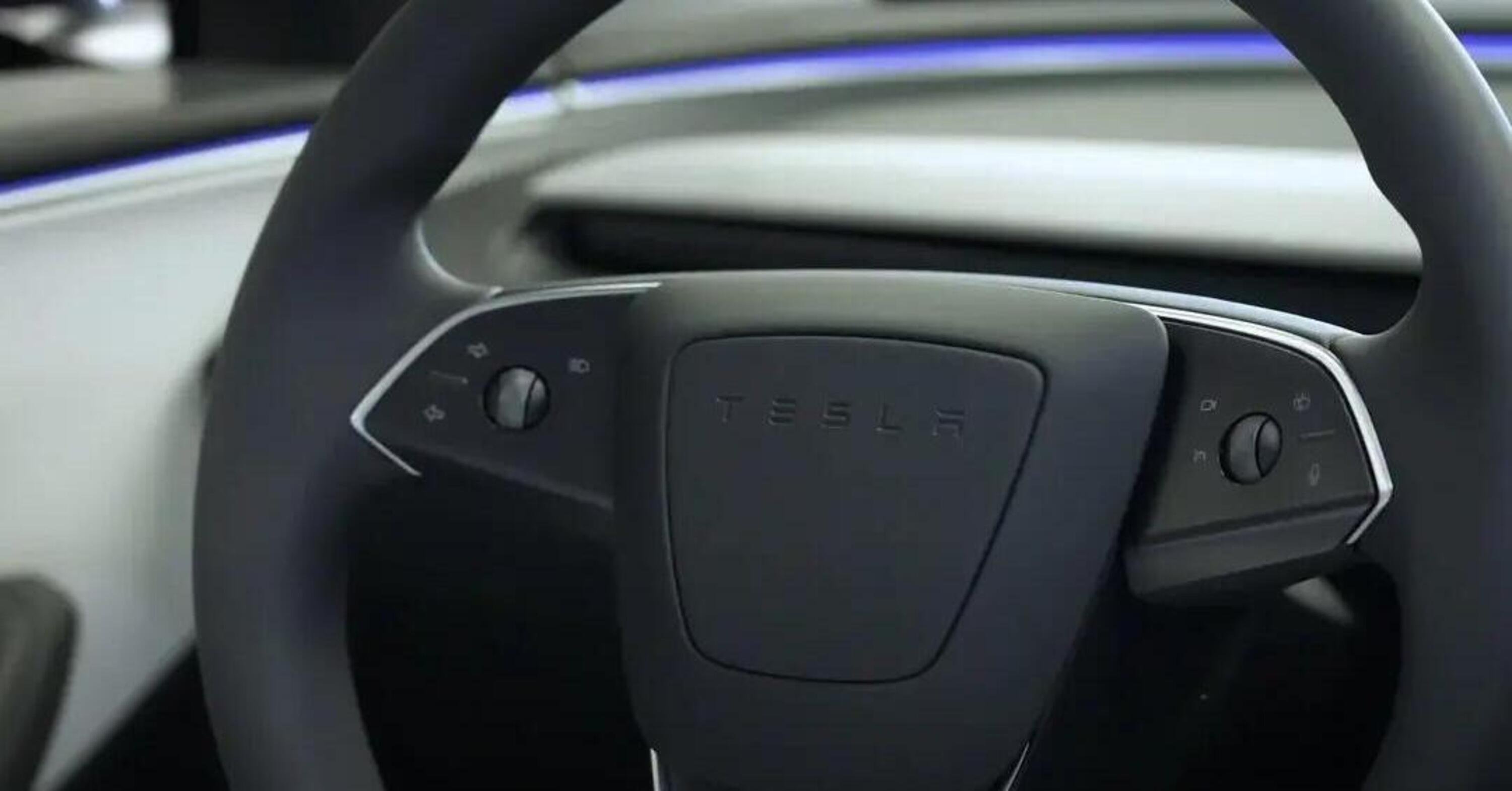 Tesla Model 3 2024: a molti non piacciono le frecce sullo sterzo