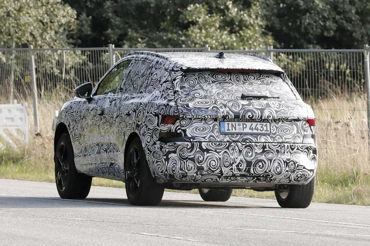Audi Q3, le foto spia della nuova generazione (3)