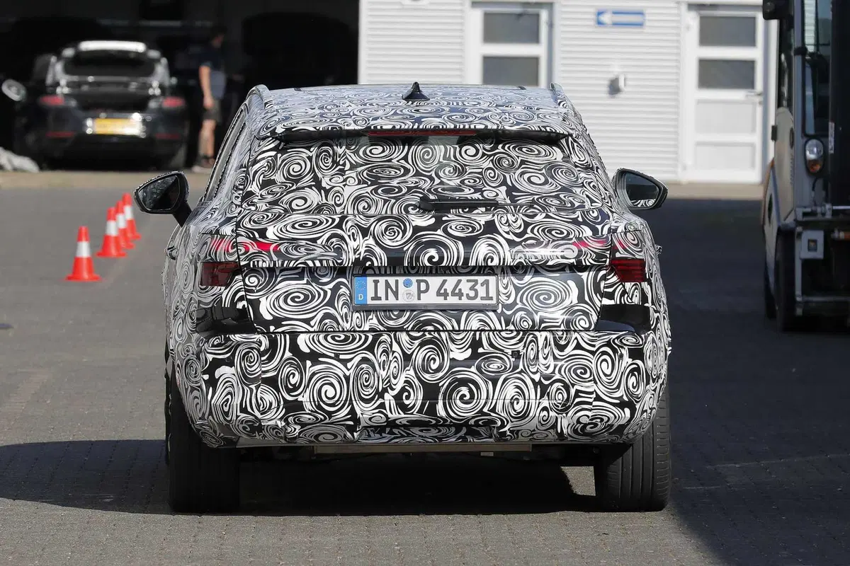 Audi Q3, le foto spia della nuova generazione (4)