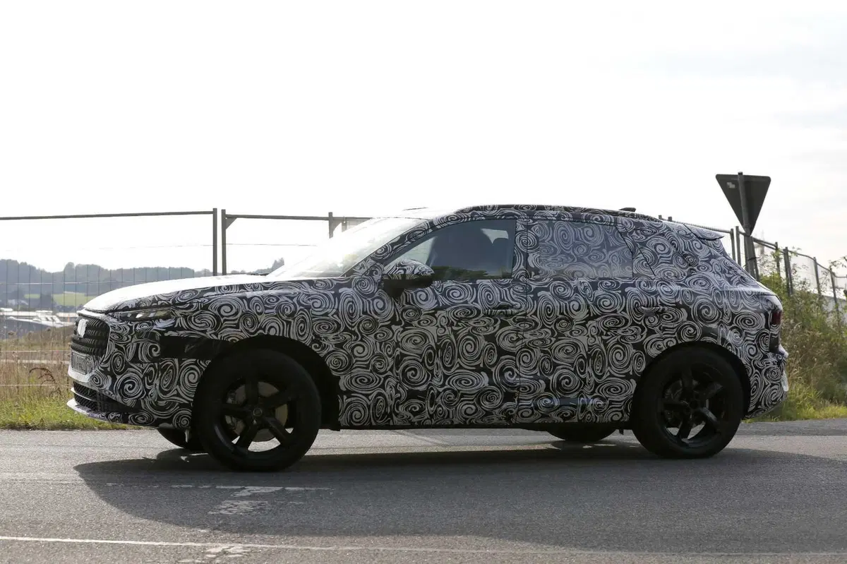 Audi Q3, le foto spia della nuova generazione (5)