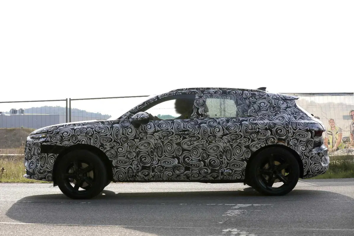Audi Q3, le foto spia della nuova generazione (6)