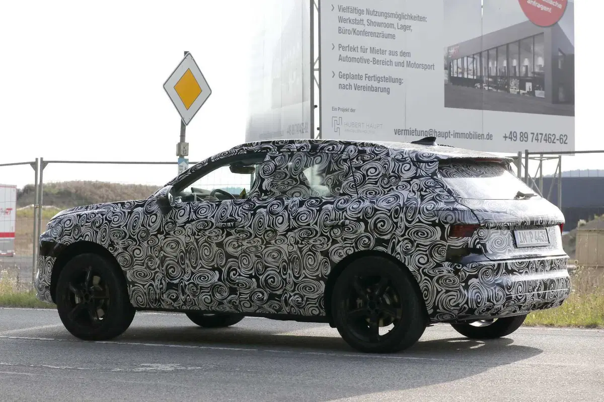 Audi Q3, le foto spia della nuova generazione (8)