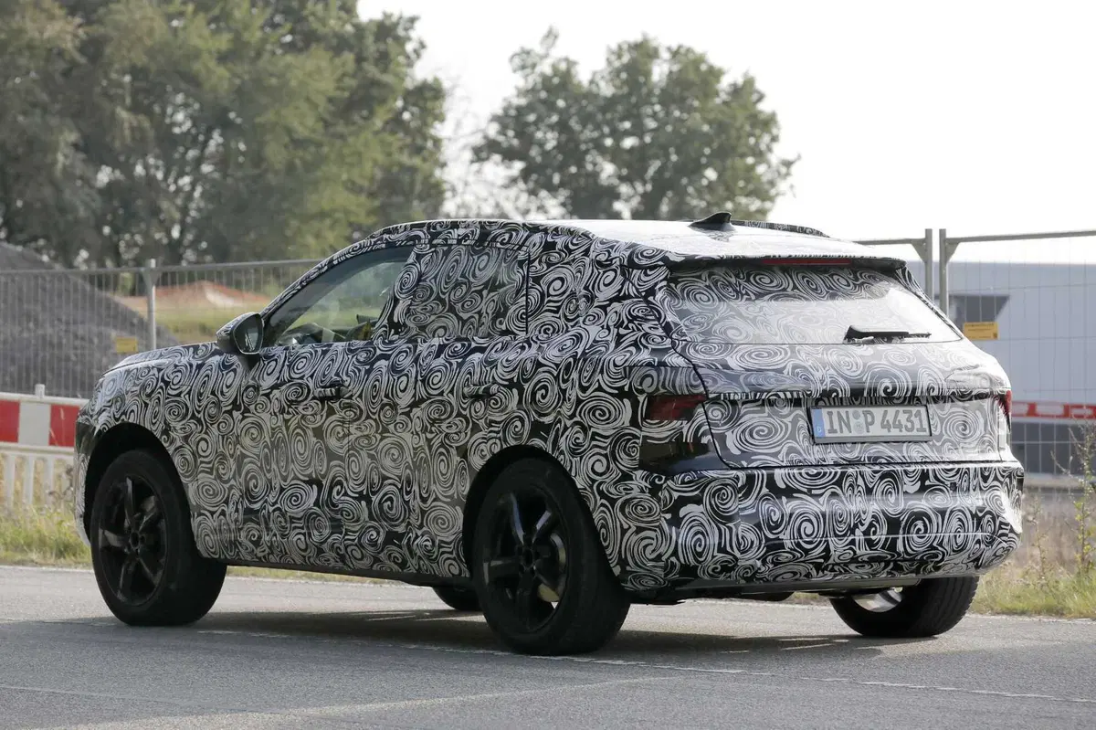 Audi Q3, le foto spia della nuova generazione (9)
