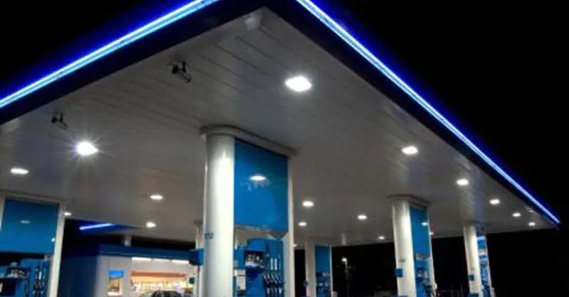 Prezzo carburanti, la benzina sale oltre i 2 euro al litro