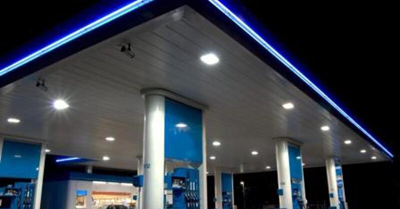 Prezzo carburanti, la benzina sale oltre i 2 euro al litro