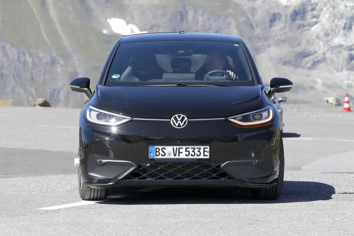 Volkswagen ID.3 GTX, sarà più veloce di una Golf GTI [Foto Spia] (3)