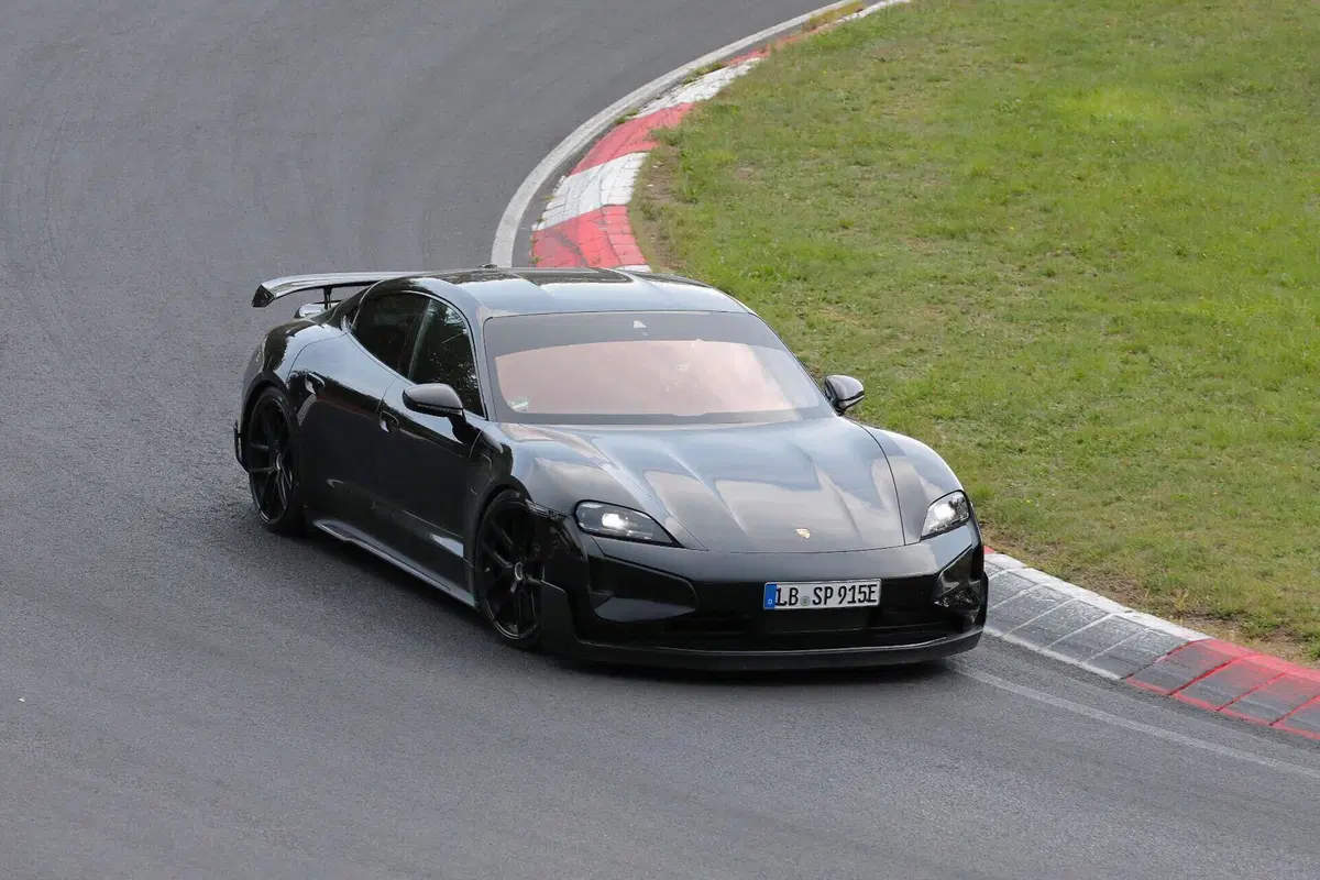 Porsche Taycan GT, le foto spia 