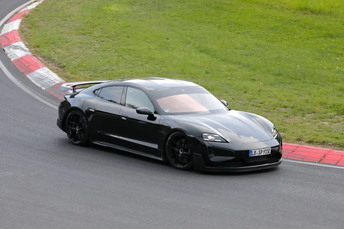 Porsche Taycan GT, le foto spia  (3)