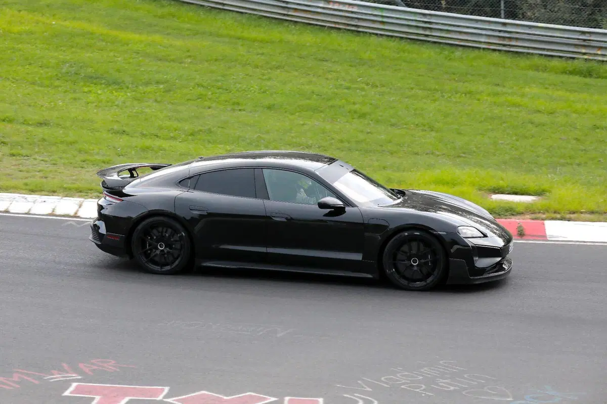 Porsche Taycan GT, le foto spia  (4)