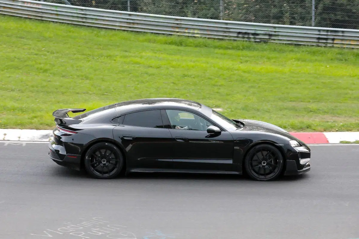 Porsche Taycan GT, le foto spia  (8)