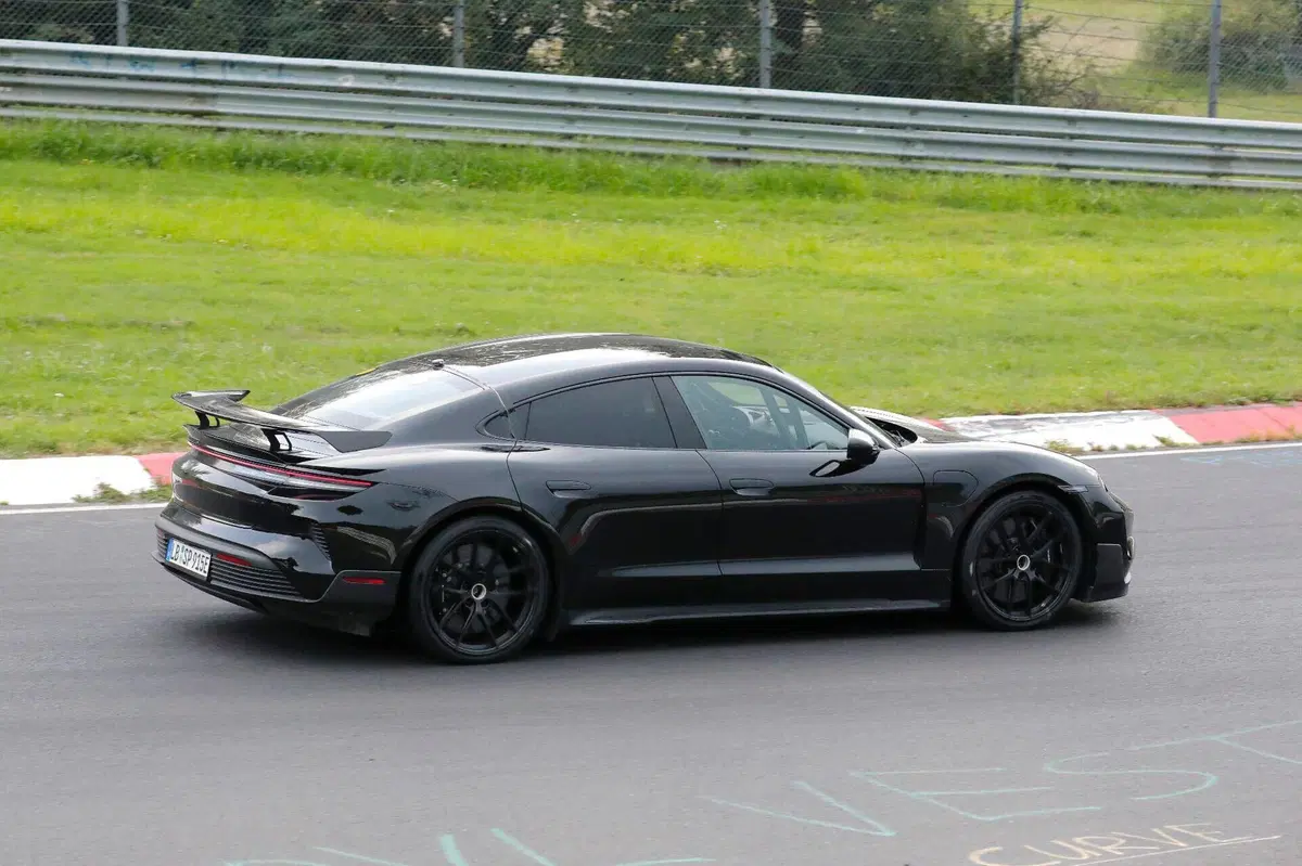 Porsche Taycan GT, le foto spia  (5)