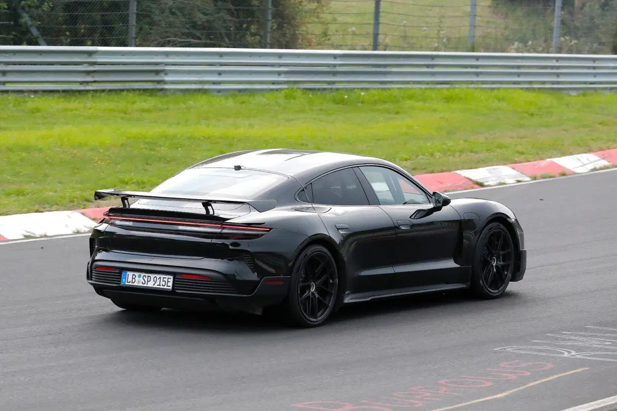 Porsche Taycan GT, le foto spia  (6)
