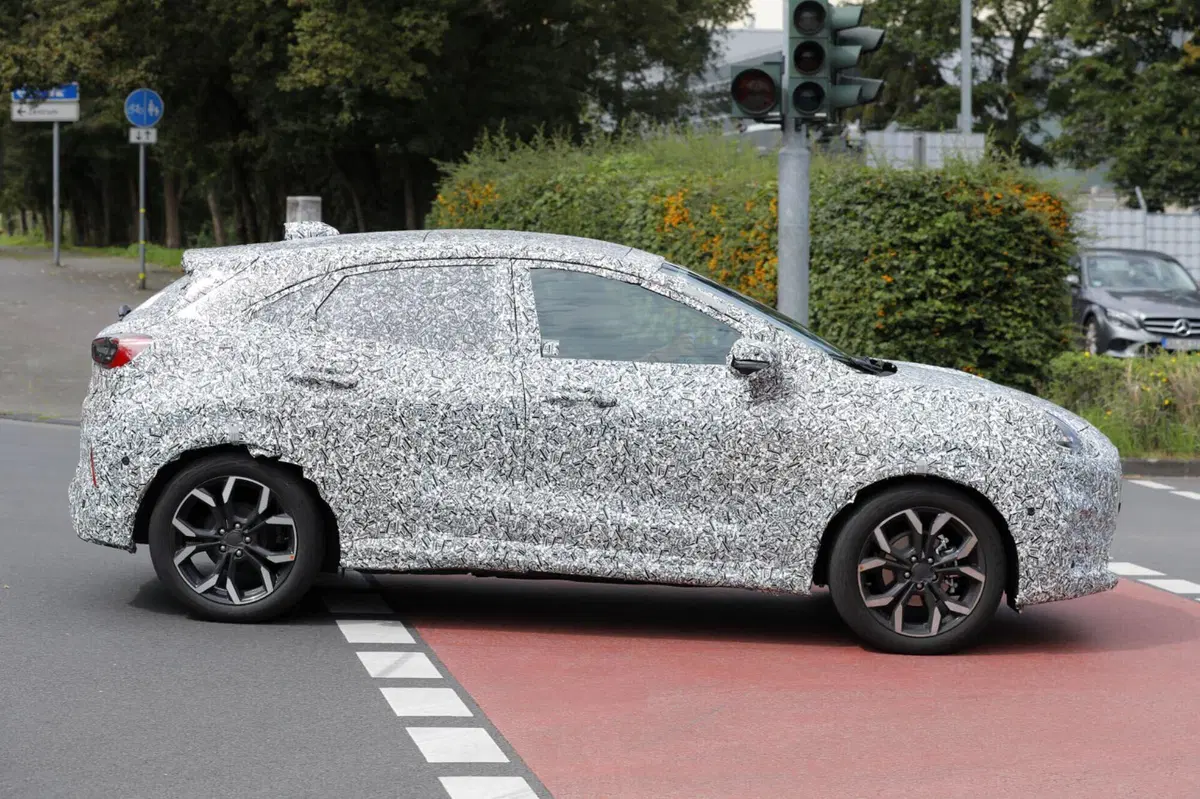 Ford Puma, nel 2024 arriva la versione 100% elettrica [Foto Spia] (2)