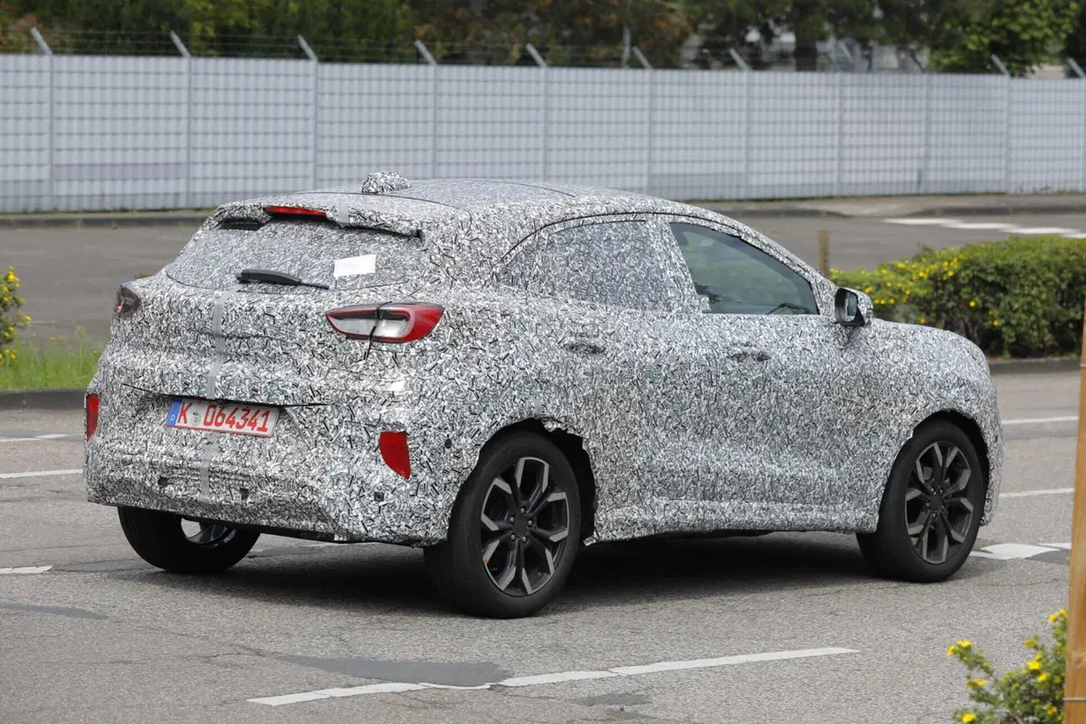 Ford Puma, nel 2024 arriva la versione 100% elettrica [Foto Spia] (4)