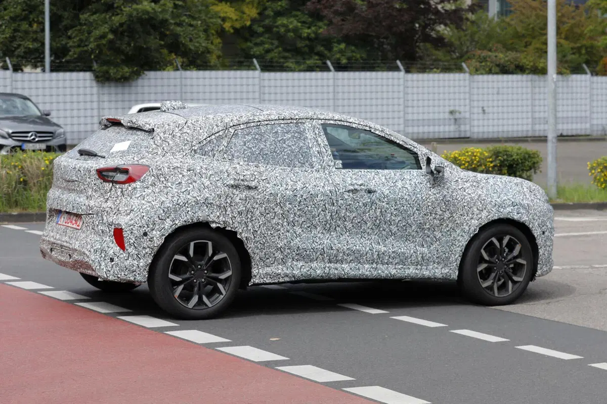 Ford Puma, nel 2024 arriva la versione 100% elettrica [Foto Spia] (6)