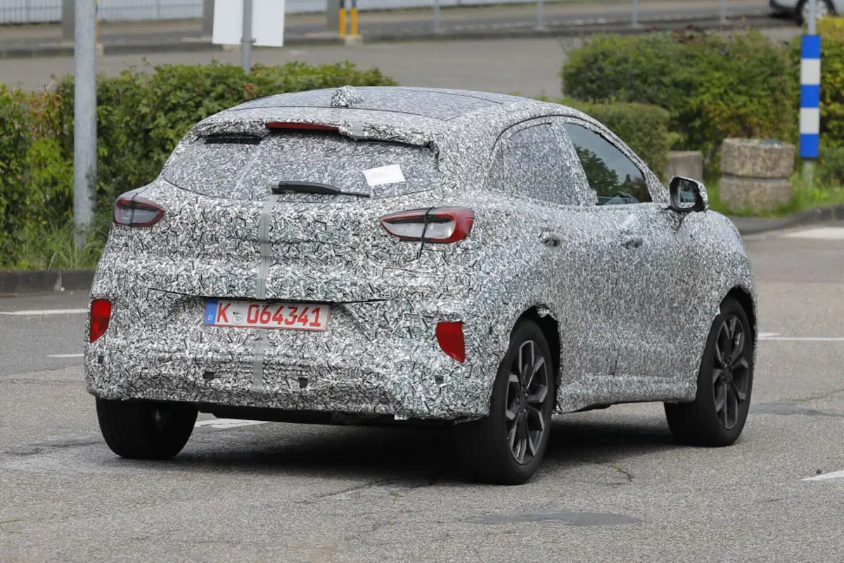 Ford Puma, nel 2024 arriva la versione 100% elettrica [Foto Spia] (7)