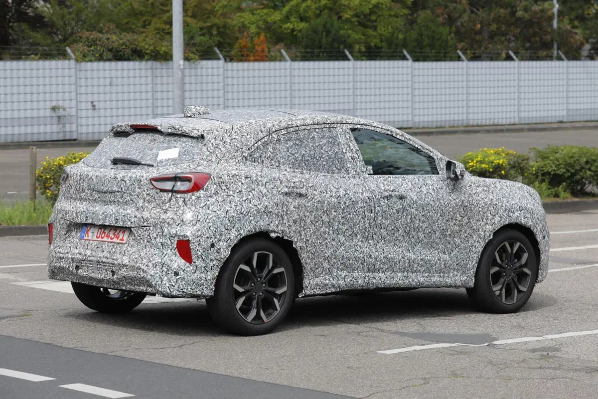 Ford Puma, nel 2024 arriva la versione 100% elettrica [Foto Spia] (9)