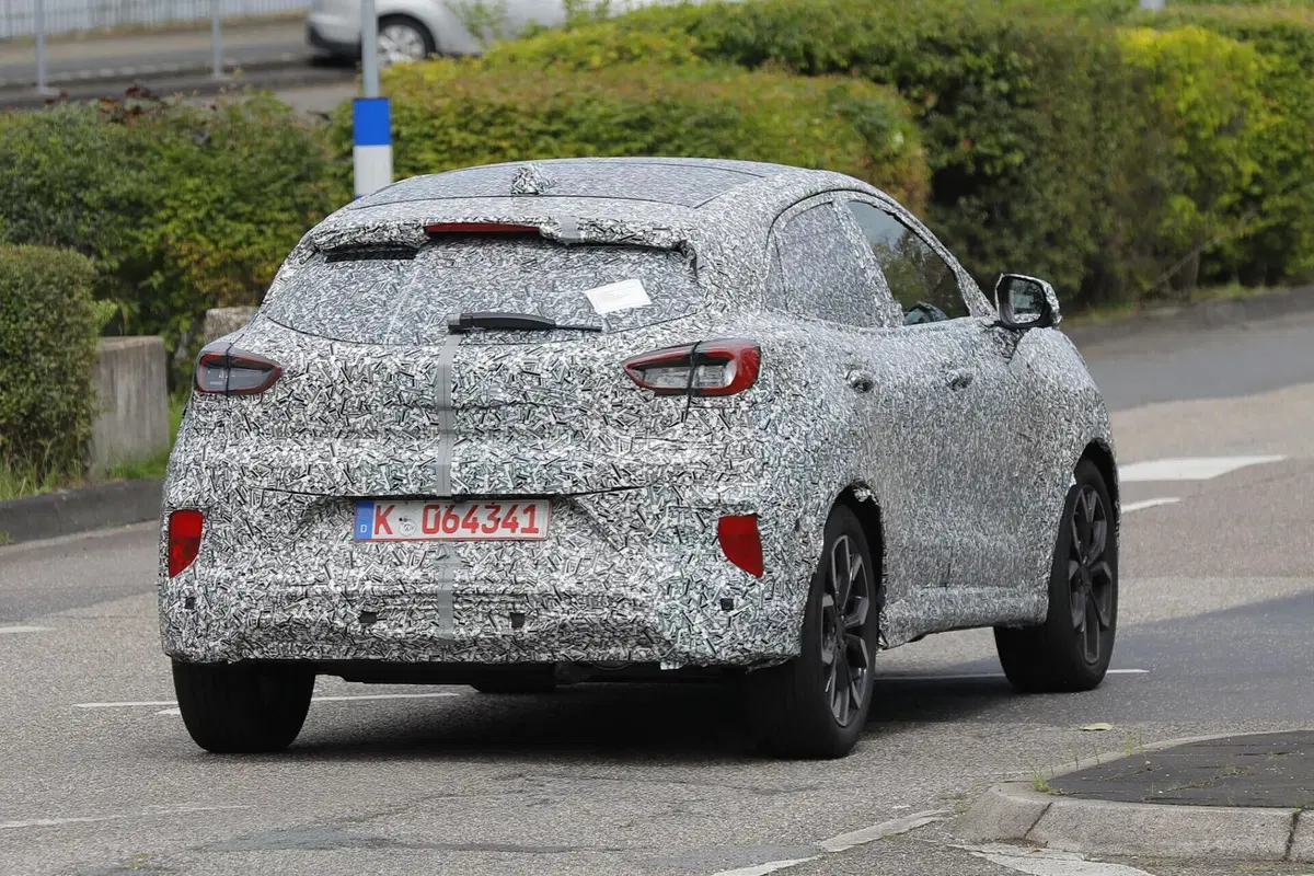 Ford Puma, nel 2024 arriva la versione 100% elettrica [Foto Spia] (11)