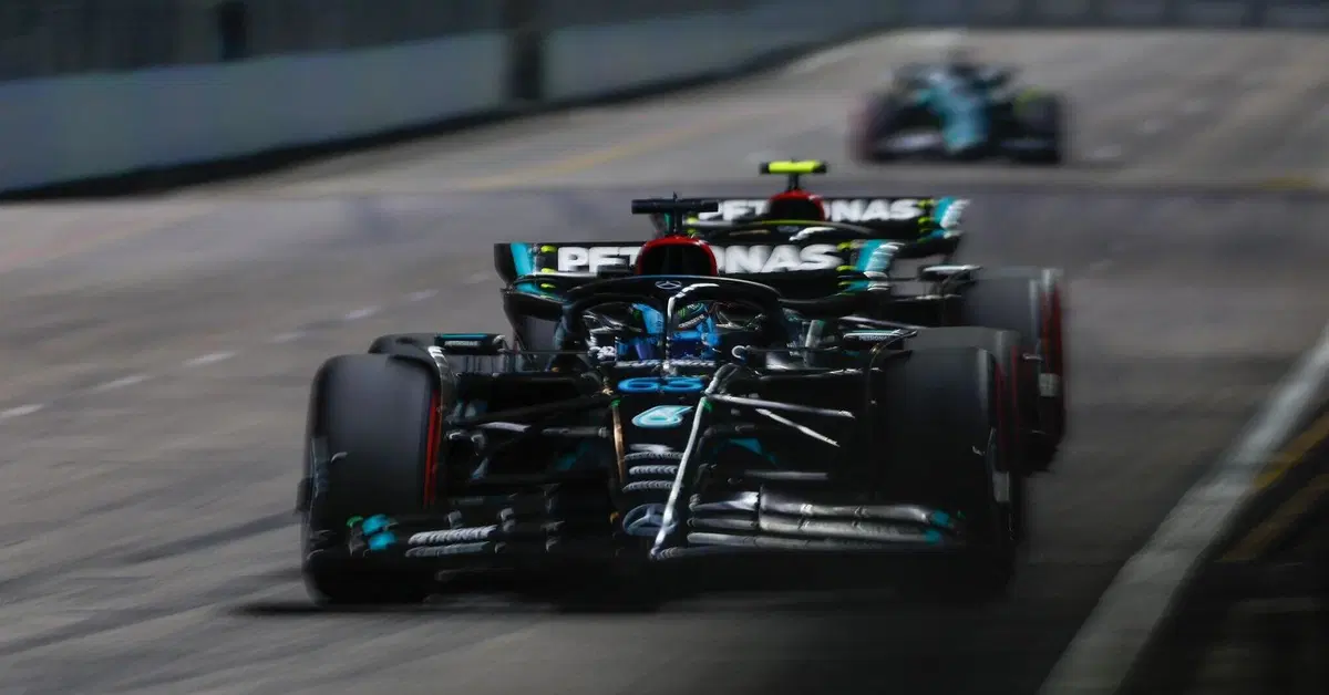 F1. GP Singapore, Hamilton sul podio per l'errore di Russell: "Vicinissimi alla vittoria"