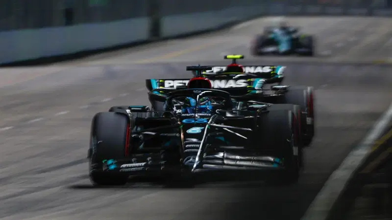 F1. GP Singapore, Hamilton sul podio per l'errore di Russell: "Vicinissimi alla vittoria"