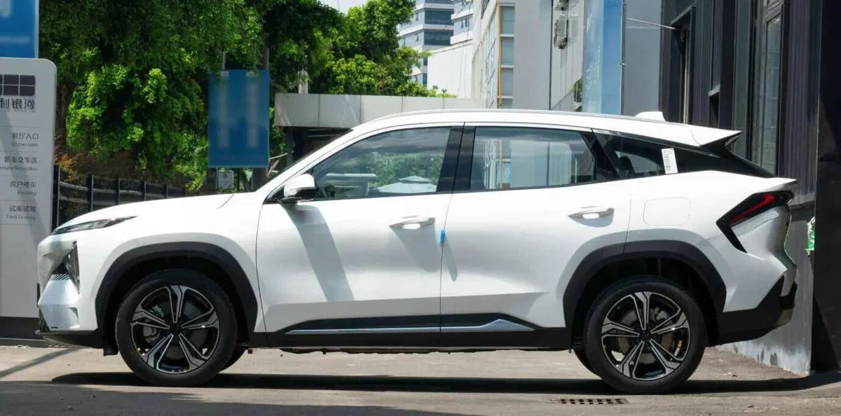 Geely L7 Phantom: Suv da 24.000 euro e 1.370 km di autonomia (2)