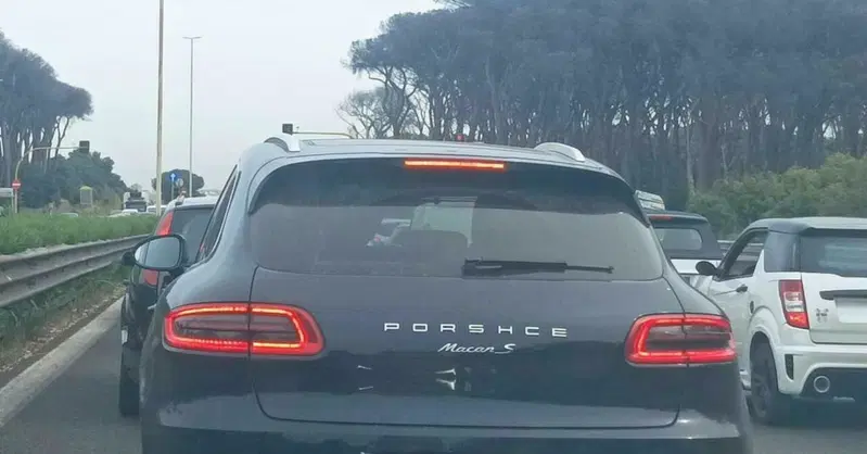 Porsche con logo sbagliato gira per strada in Italia