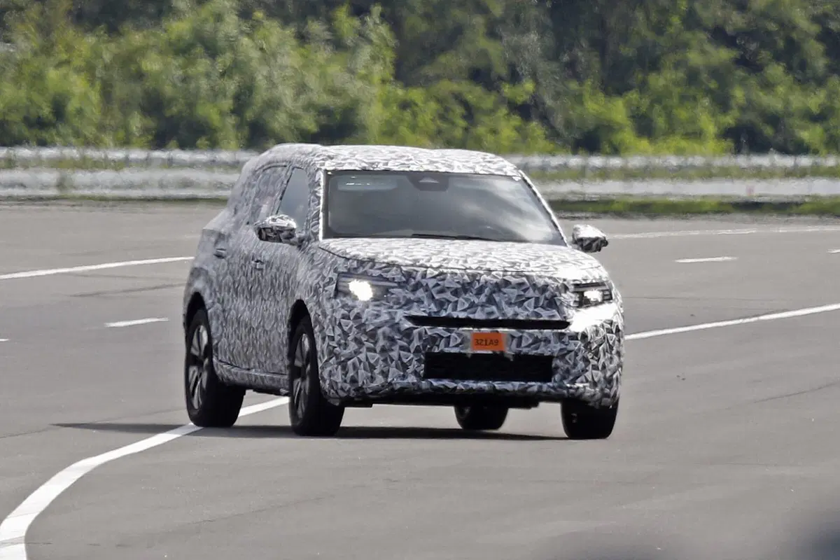 Nuova Opel Crossland, l’elettrica è in arrivo nel 2024 [Foto Spia] (2)