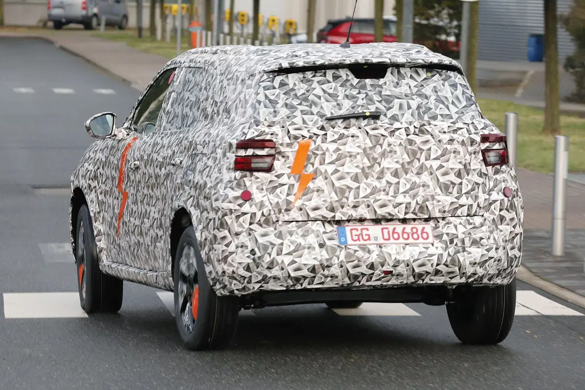 Nuova Opel Crossland, l’elettrica è in arrivo nel 2024 [Foto Spia] (3)