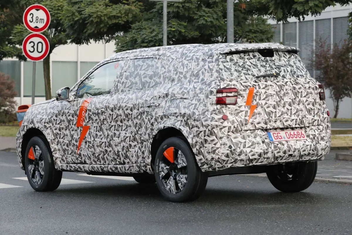 Nuova Opel Crossland, l’elettrica è in arrivo nel 2024 [Foto Spia] (4)