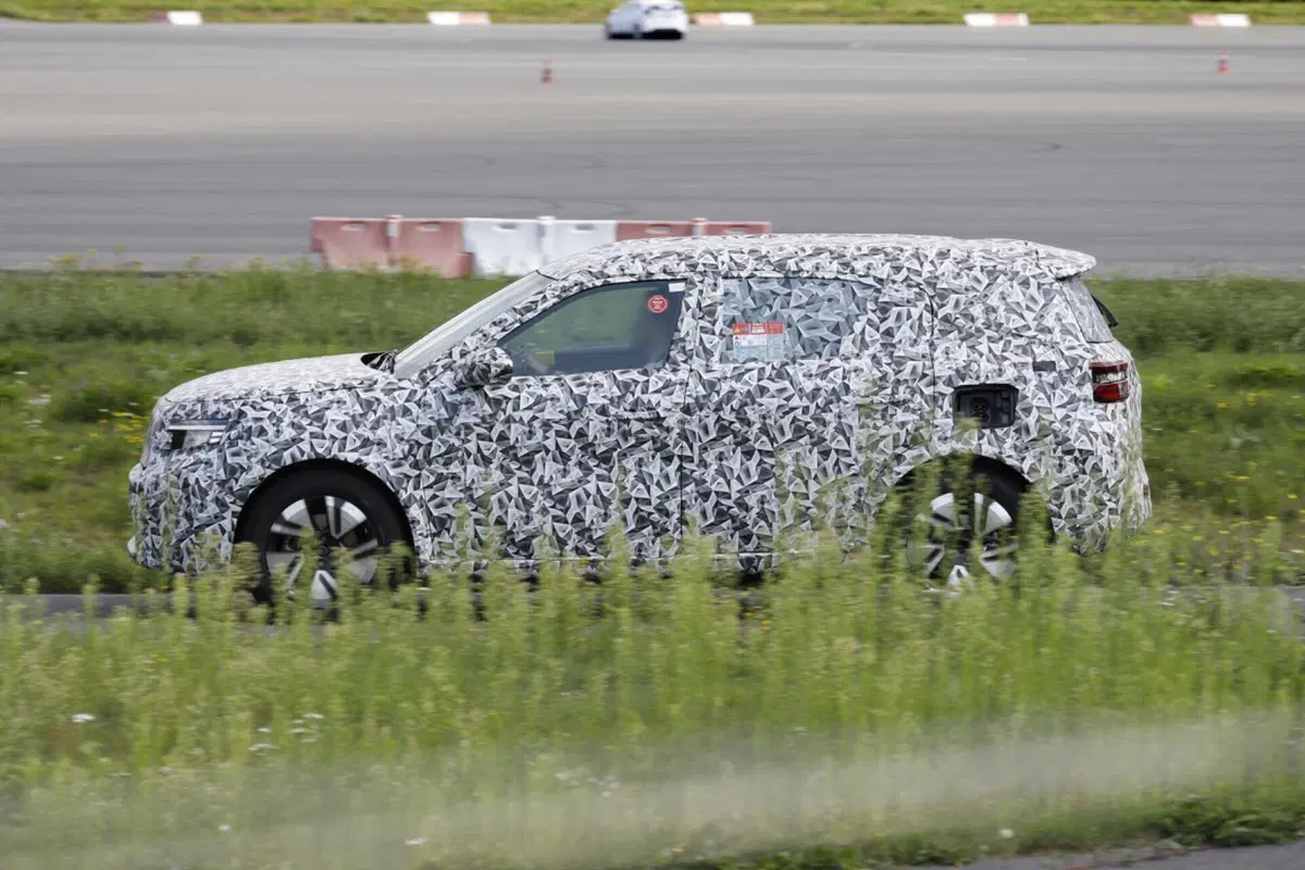 Nuova Opel Crossland, l’elettrica è in arrivo nel 2024 [Foto Spia] (8)