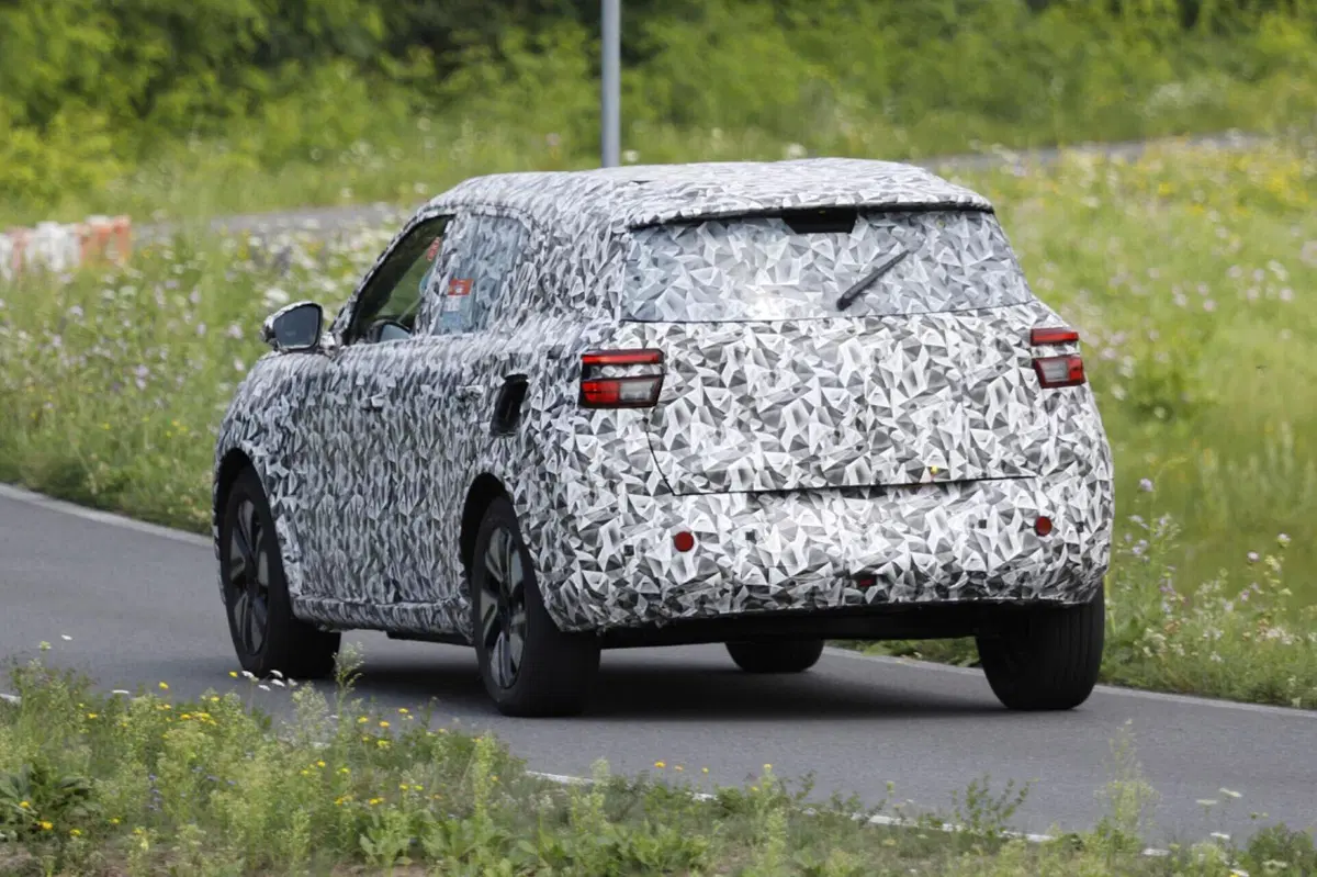 Nuova Opel Crossland, l’elettrica è in arrivo nel 2024 [Foto Spia] (9)